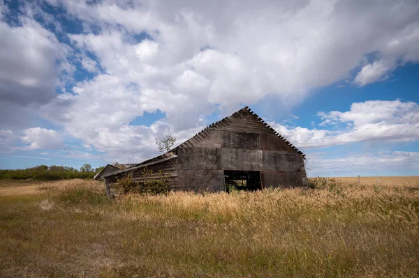 Eine Horizontale Aufnahme Eines Alten Zerstörten Holzhauses Auf Einem Stroh — Stockfoto