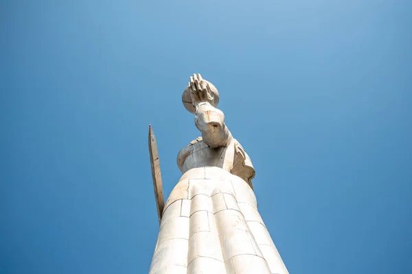 Famosa Statua Della Madre Georgia Tbilisi Con Cielo Soleggiato Sullo — Foto Stock