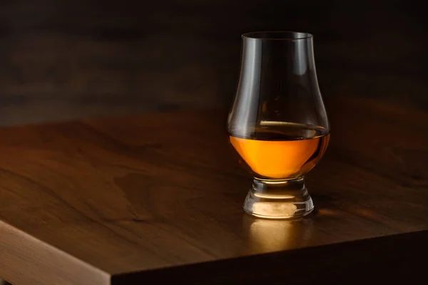 木製のテーブルの上に新鮮なスコットランドのウイスキーのガラス — ストック写真