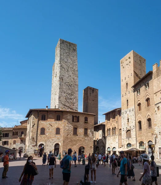 Volte Italy Aug 2021 Vertical Shot Tourists Walking Towers San — Stock Photo, Image