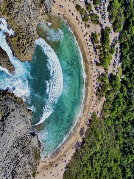 Воздушный Снимок Пляжа Окруженного Зеленью Морем Солнечный День — стоковое фото