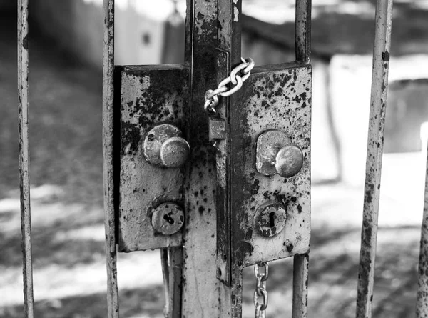 Een Grijsschaal Van Een Roestige Gesloten Geketende Poort — Stockfoto