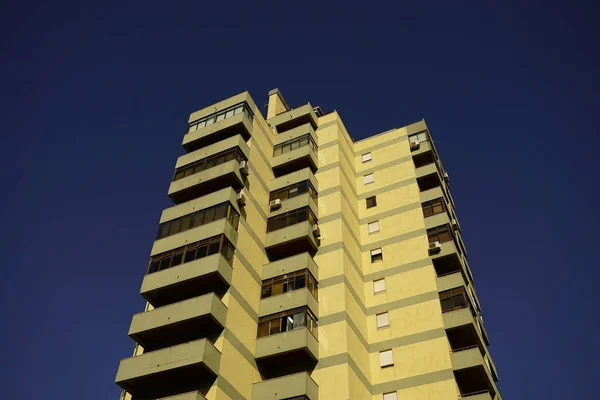 Lisbon Portugal Jul 2021 Низький Кут Огляду Жовтого Багатоповерхового Будинку — стокове фото