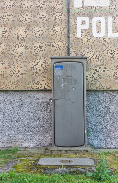 Poznan Poland Ağustos 2015 Şehrin Duvarına Dayalı Bir Elektrik Kutusu — Stok fotoğraf