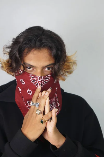 Молодий Бандит Індійський Самець Банданою Закриває Обличчя Дзвонить Пальцями — стокове фото