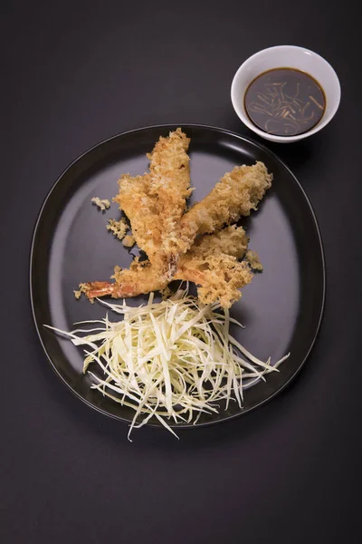 油炸虾仁配奶酪和酱油配上黑色底色的俯瞰图 — 图库照片