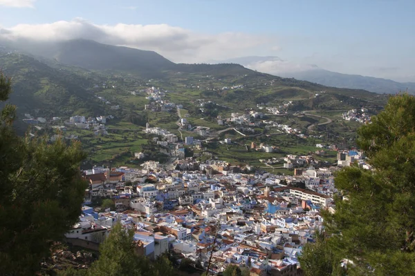 Paisaje Una Ciudad Rodeada Colinas Cubiertas Vegetación Bajo Sol — Foto de Stock