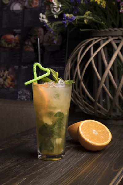 Bicchiere Mojito Limone Rinfrescante Limone Tagliato Uno Sfondo Candeliere Vimini — Foto Stock