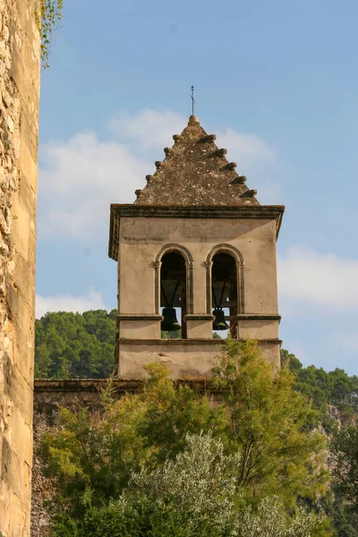 Вертикальный Снимок Красивой Кампанильской Церковной Колокольни Фоне Голубого Облачного Неба — стоковое фото