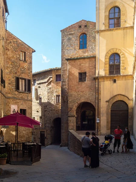 Volterra Italien August 2021 Eine Vertikale Aufnahme Von Touristen Auf — Stockfoto