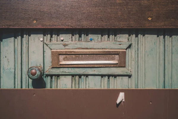 Viejo Buzón Una Puerta Madera Bajo Luz Del Sol — Foto de Stock