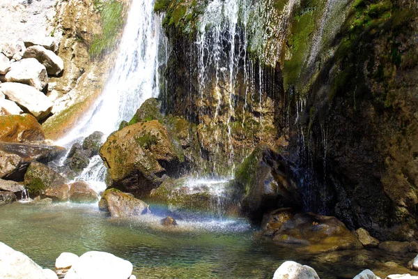 Uma Bela Vista Uma Cachoeira Exótica Correndo Por Penhasco Musgoso — Fotografia de Stock