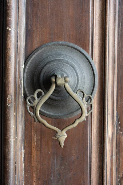 Вертикальний Знімок Старовинного Стукітника Дерев Яних Дверях — стокове фото
