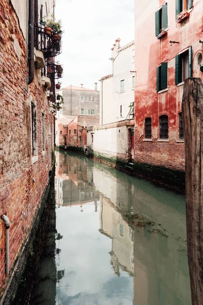 ヴェネツィア イタリアの古い地中海の建物の間のチャネルの平和的な風景 — ストック写真