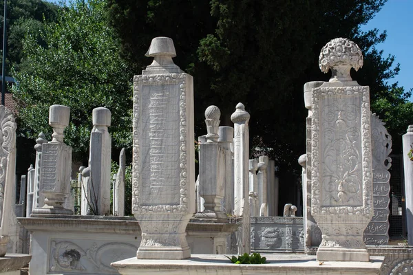 Primer Plano Cementerio Con Lápidas Blancas Árboles Verdes —  Fotos de Stock