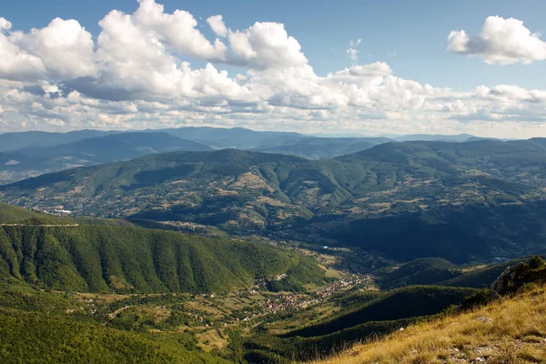 Eine Herrliche Aussicht Auf Eine Riesige Landschaft Mit Grünen Hügeln — Stockfoto