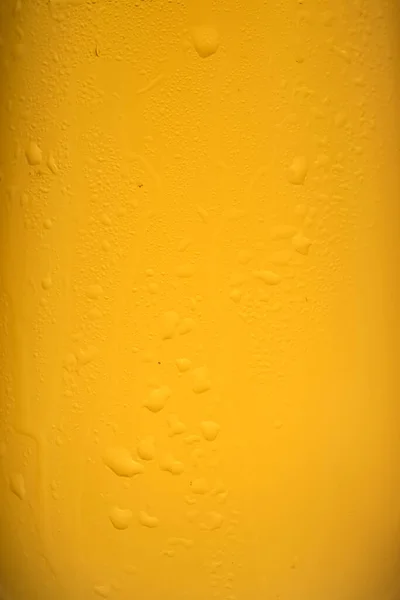 Vertical Closeup Shot Golden Fresh Beer Glass Drops — Stock Photo, Image