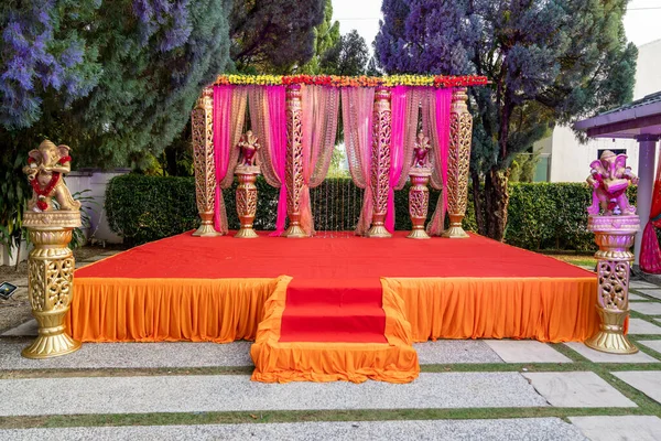 Μια Διακοσμημένη Πορτοκαλί Σκηνή Ένα Παραδοσιακό Ινδικό Πάρτι Ένα Πάρκο — Φωτογραφία Αρχείου