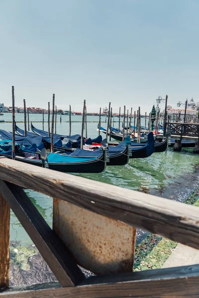 Paisaje Tranquilo Botes Góndola Puerto Día Soleado Venecia Ital — Foto de Stock