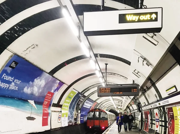 Londo United Kingdom Şubat 2016 Tren Istasyona Varıyor Bir Yeraltı — Stok fotoğraf