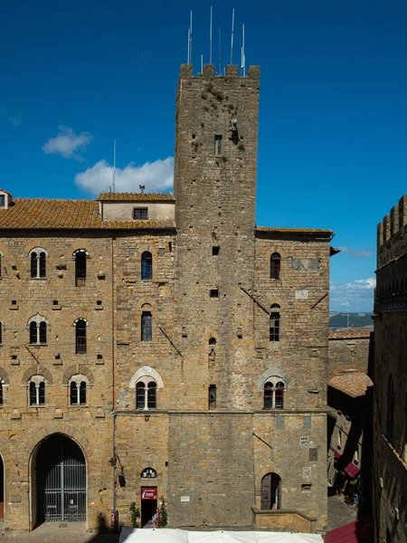 Volterra Italia 2021 Una Foto Vertical Turistas Caminando Por Piazza — Foto de Stock