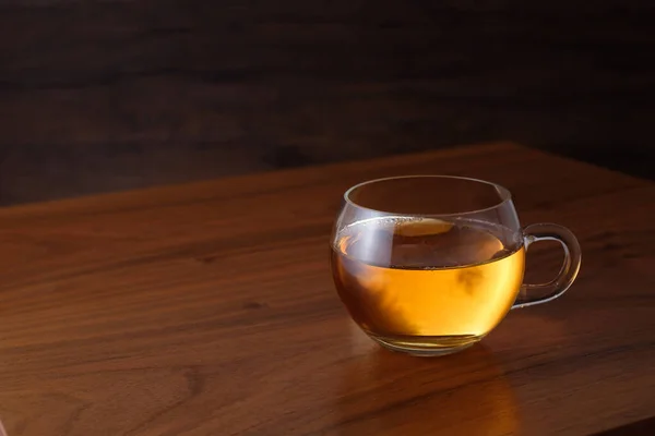 Een Glazen Kopje Zwarte Thee Een Bruine Houten Tafel — Stockfoto