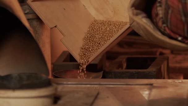 Imagens Perto Ferreiro Derramando Bolas Latão Para Derreter Fábrica Produção — Vídeo de Stock