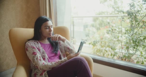 Πλάνα Από Όμορφη Νεαρή Ινδή Γυναίκα Χρησιμοποιώντας Smartphone — Αρχείο Βίντεο