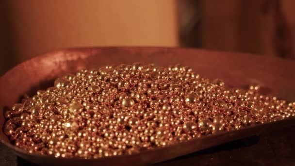 铁匠浇注黄铜球在金属制造厂熔融的特写镜头 — 图库视频影像