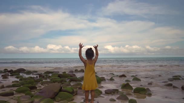 Sevimli Küçük Kız Sahilde — Stok video