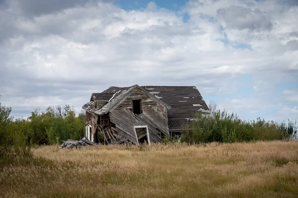 Eine Horizontale Aufnahme Eines Alten Zerstörten Holzhauses Auf Einem Stroh — Stockfoto