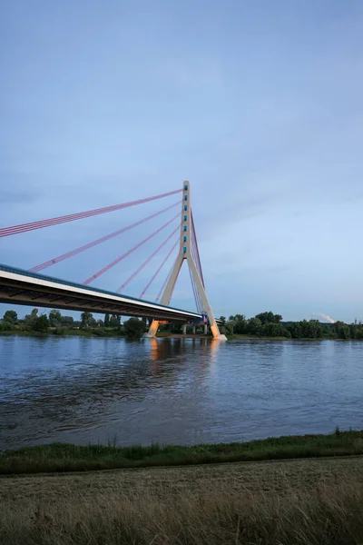 Vertikální Snímek Dlouhého Mostu Přes Vodu Německém Düsseldorfu — Stock fotografie