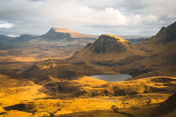 Pintoresco Plano Del Deslizamiento Tierra Scotland Quiraing Con Montañas Pequeño —  Fotos de Stock