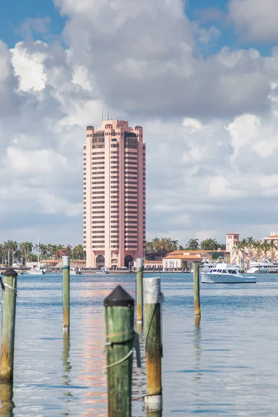 Вертикальний Вид Будівель Уздовж Озера Бока Ратон Бока Ратон Флорида — стокове фото
