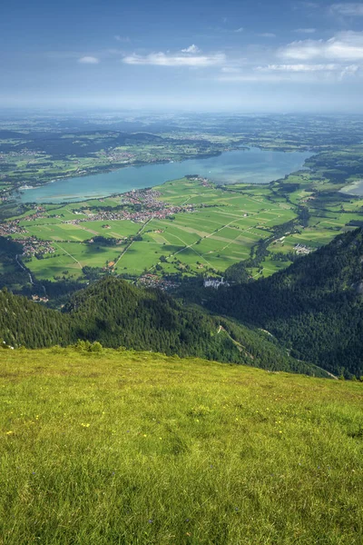山から見た湖と耕作地 — ストック写真