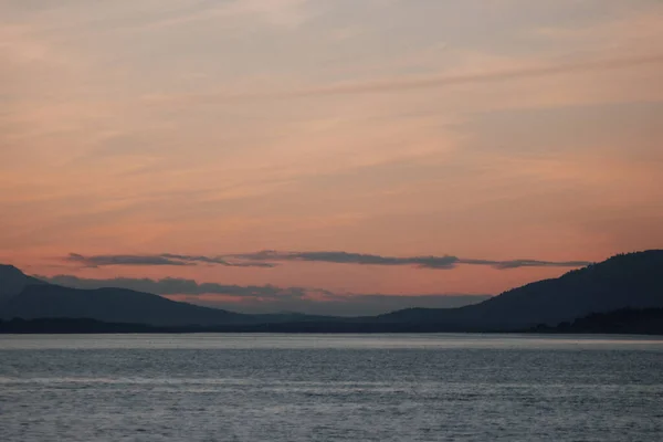 Uma Paisagem Lago Cercado Por Colinas Durante Pôr Sol Noite — Fotografia de Stock