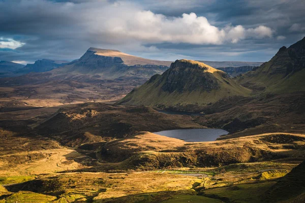 Pintoresco Plano Del Deslizamiento Tierra Scotland Quiraing Con Montañas Pequeño — Foto de Stock