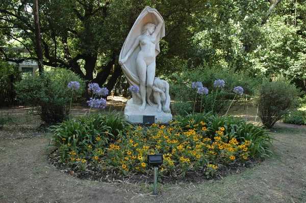 Buenos Aires Argentina Janeiro 2006 Uma Escultura Canteiro Flores Dentro — Fotografia de Stock