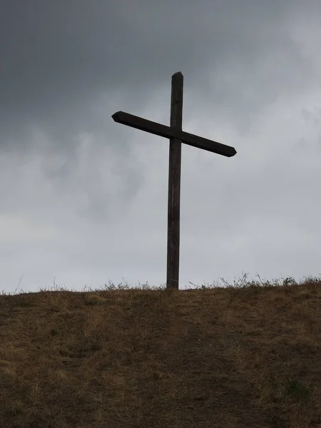 Ein Kreuz Auf Dem Feld Unter Bewölktem Himmel — Stockfoto