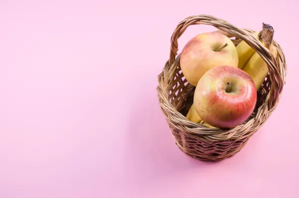 Φρέσκα Και Υγιή Φρούτα Ροζ Επιτραπέζιο Μήλα Και Μπανάνες Χώρο — Φωτογραφία Αρχείου