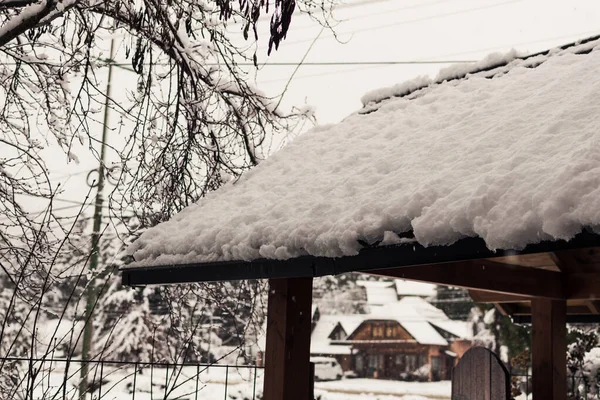 Ett Tak Täckt Med Snö — Stockfoto