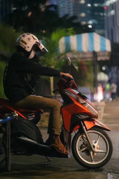 Jakarta Indonesia 2021 Hombre Scooter Yakarta Indonesia Scbd Distrito Financiero — Foto de Stock