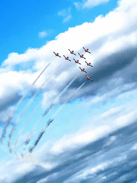 青空の下での航空パレード — ストック写真