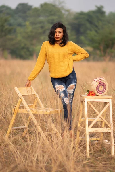 Een Portret Van Een Mooie Afrikaanse Vrouw Een Gele Trui — Stockfoto