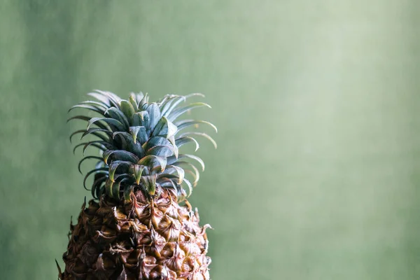 Detailní Záběr Ananasu Zeleném Pozadí — Stock fotografie