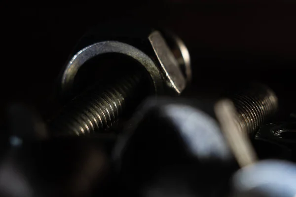 Primer Plano Los Pernos Tornillos Sobre Fondo Oscuro — Foto de Stock