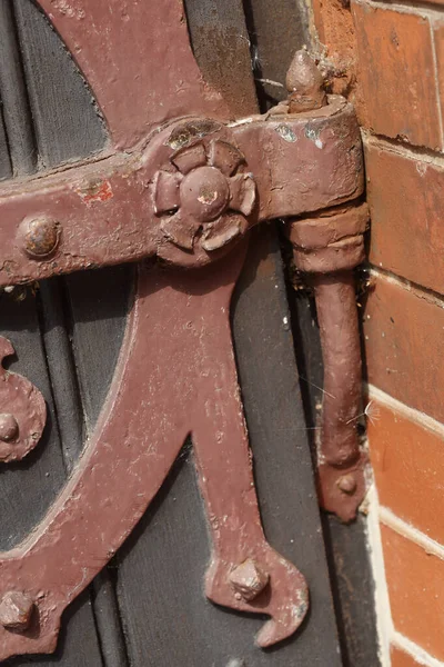 Een Oude Sierlijke Ijzeren Deur Passend Een Oude Houten Poort — Stockfoto