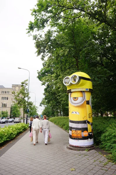 Poznan Poland Június 2017 Egy Pár Séta Halad Egy Minions — Stock Fotó