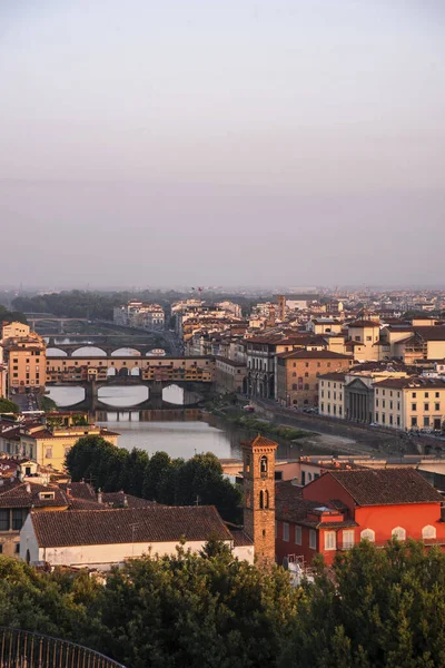 Festői Függőleges Felvétel Gyönyörű Ponte Vecchio Firenzében Olaszország Arno Folyó — Stock Fotó