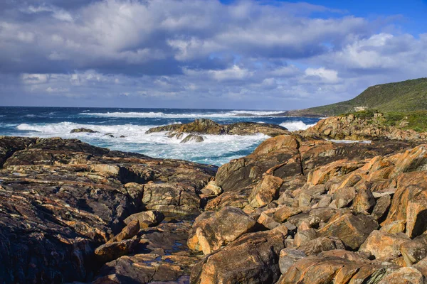 Tiro Cênico Ondas Selvagens Quebrando Costa Sul Austrália Sob Céu — Fotografia de Stock